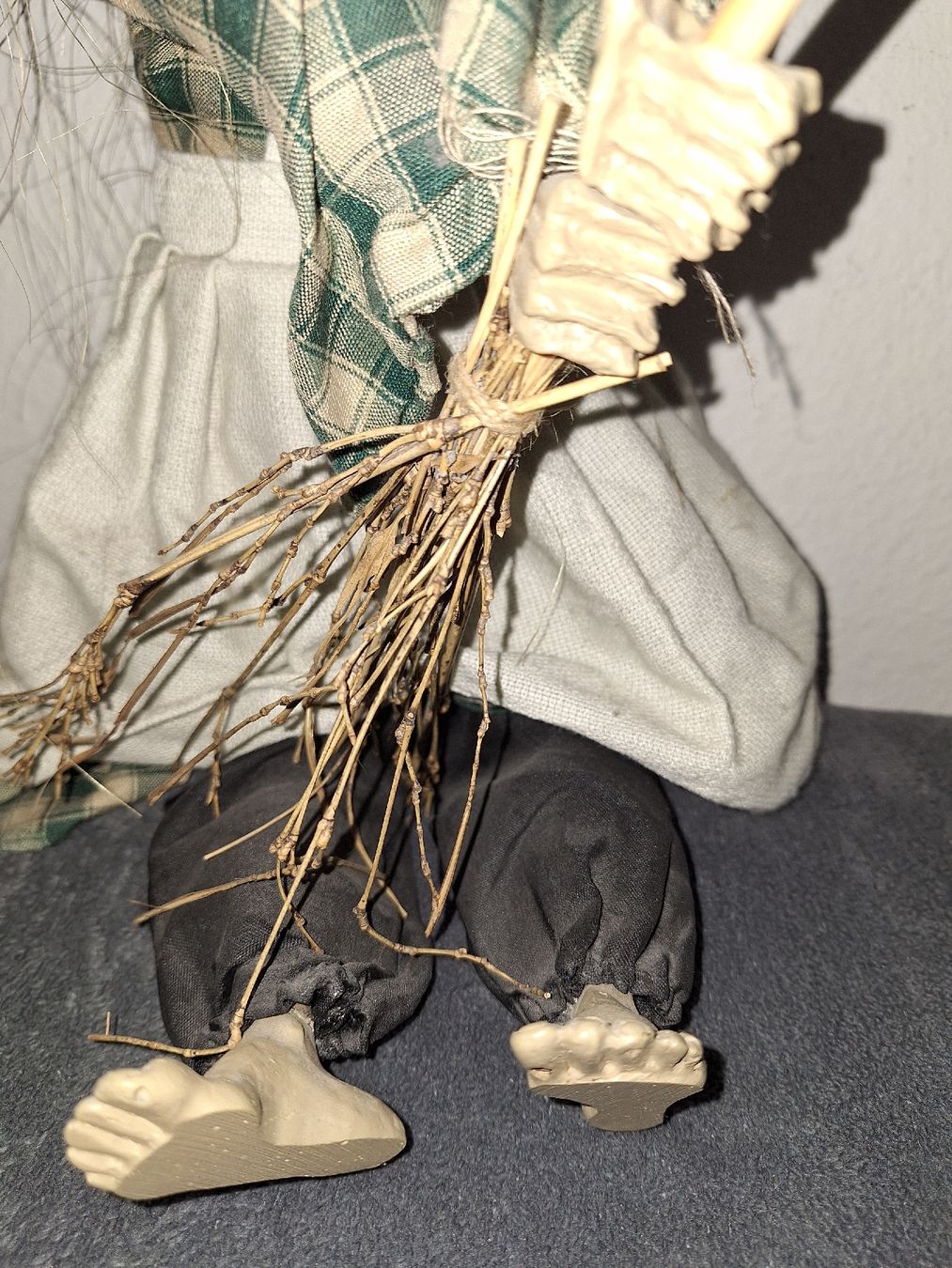 Tutte le decorazioni: Hexe Puppe mit Besen Deko  – Usato da spreitenbach venduto da lumbalplatte 3