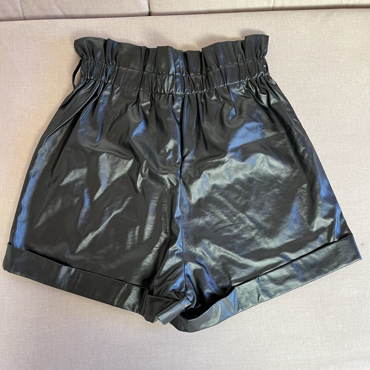 Pantaloni: Kurze Hose in Lederoptik  – Usato da Cunter venduto da tiramisuuu_
