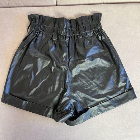 Kurze Hose in Lederoptik 