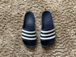 Adidas Badeschuhe dunkelblau mit weissen Streifen gebraucht