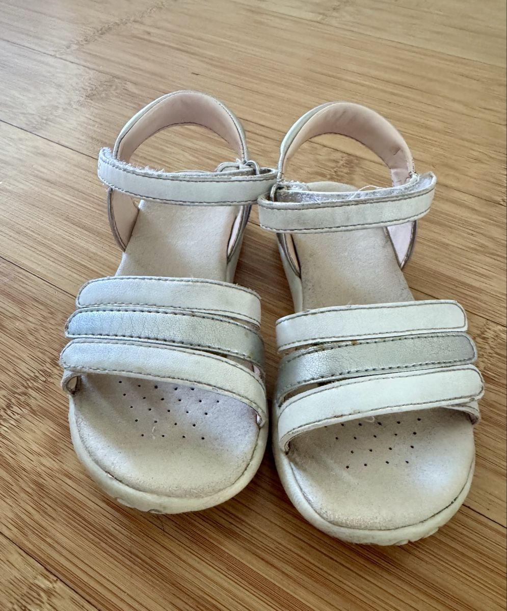 Geox Scarpe per ragazze: Geox Metallic Silver & White Leather Sandals – Usato da Pully venduto da kat_2rwv