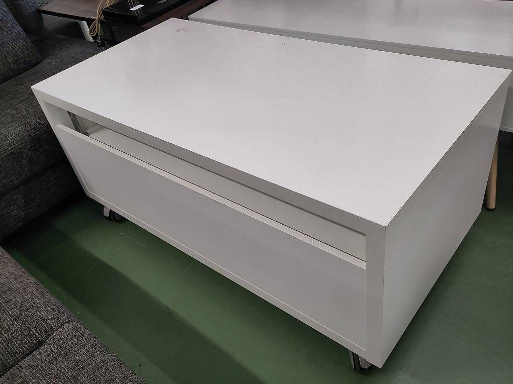 Tavoli: Couchtisch / Sideboard weiss mir Rollen – Usato da Pratteln venduto da Cartonsducoeur_bl 4