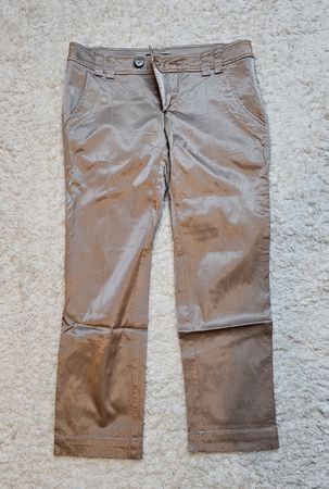 Sasch Hose, Grösse S, beige-goldig, ideal für den Frühling