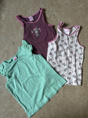 3 Kindershirts diverse Farben Grösse 98/104 hema 