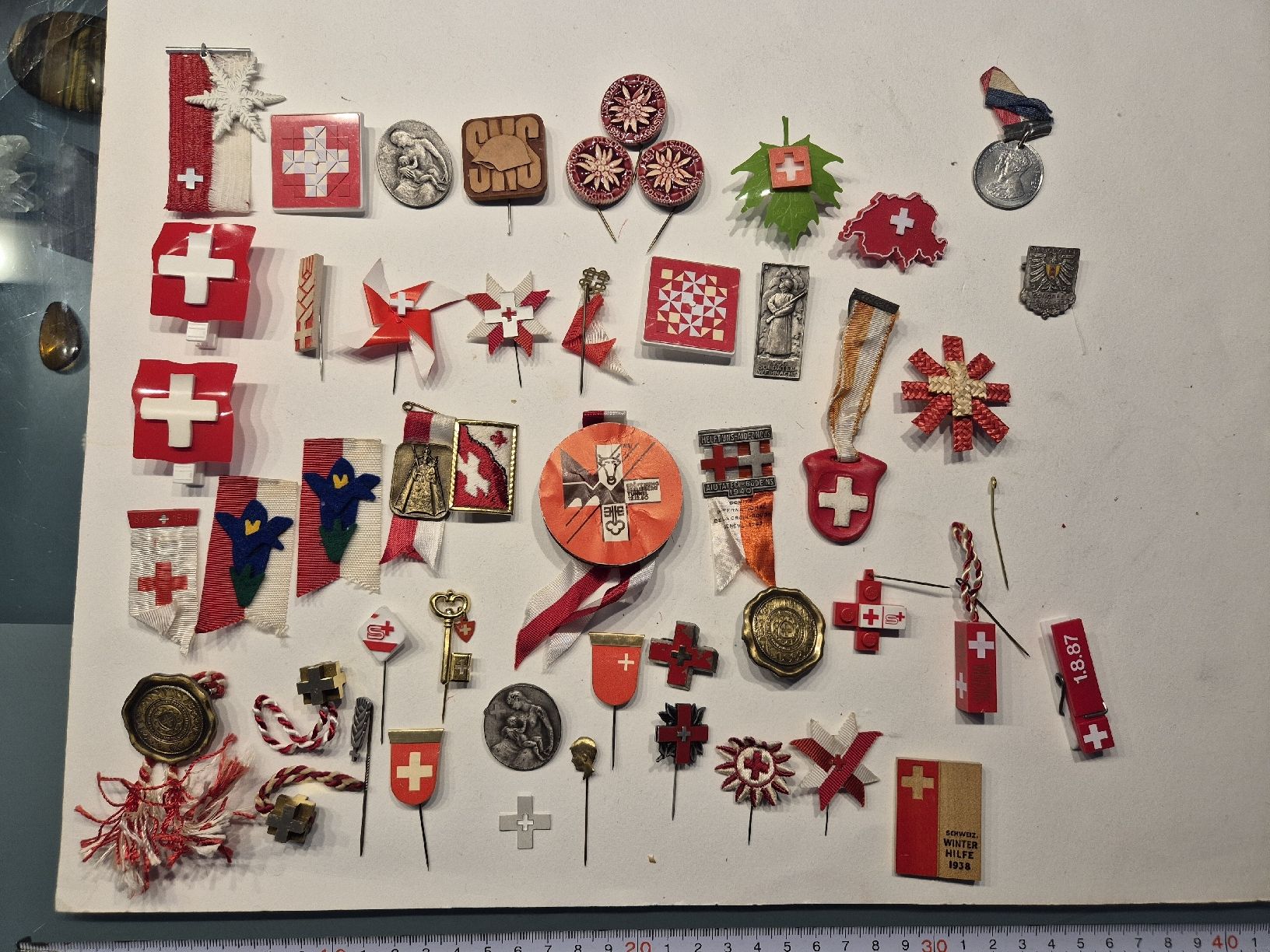Swiss Placchette & Badge: Sammlung Schweizer Abzeichen Pins Medaillen 1. August Armee – Usato da Russikon venduto da eunicetungol