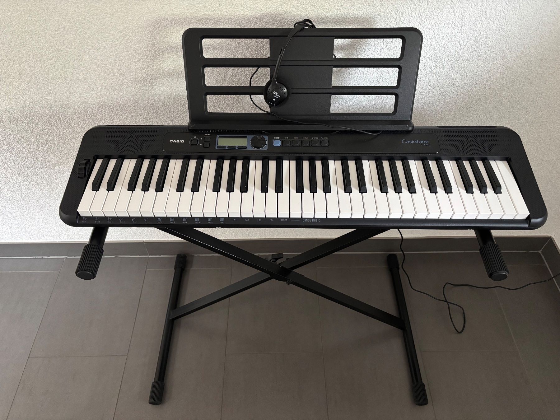 Casio Strumenti musicali: Casio CT-S300: Keyboard, Netzteil, X-Ständer und Kopfhörer – Usato da Alterswil FR venduto da bibabelle