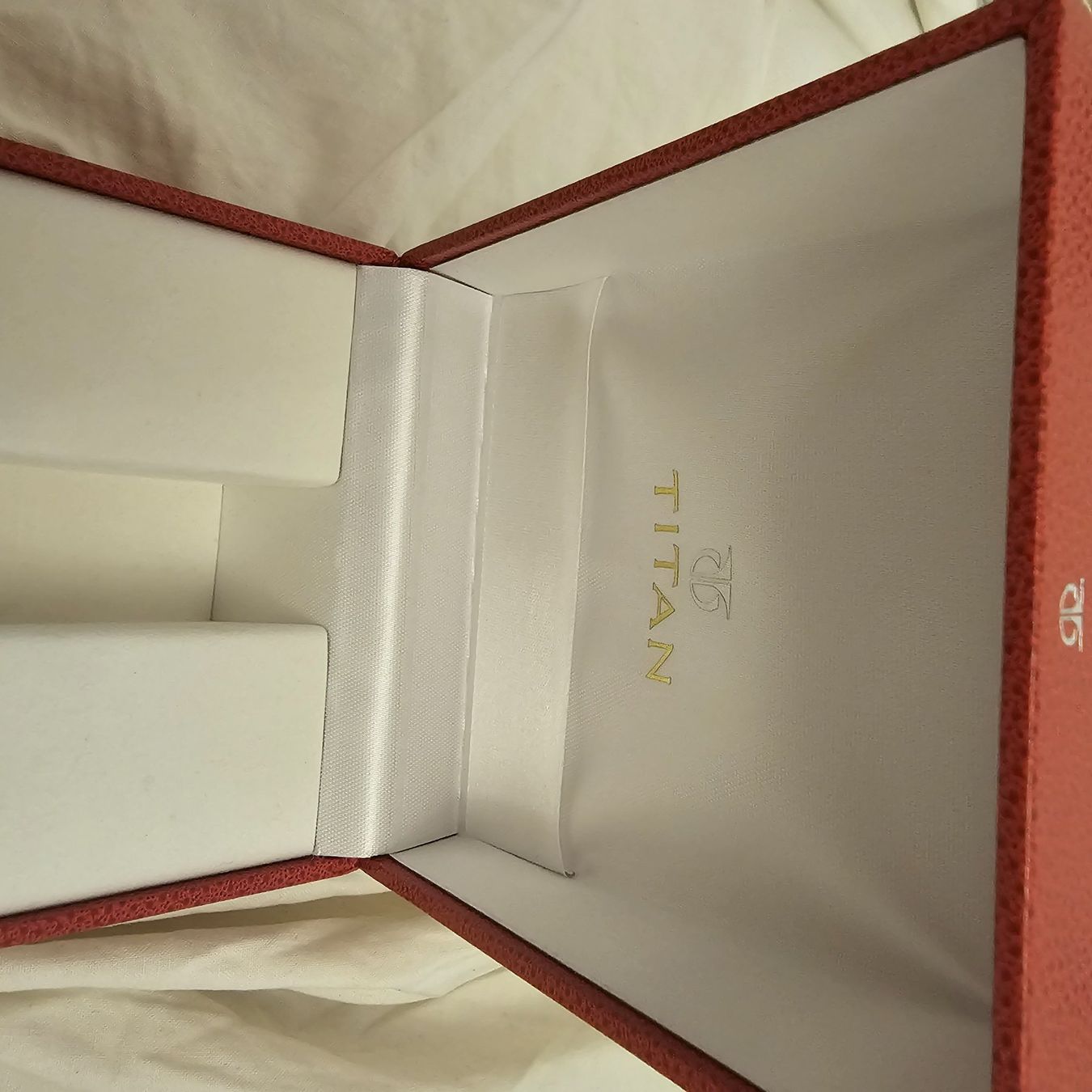 Orologi: Schmuckbox Titan rot mit Logo  antik – Nuovo (secondo la descrizione) da wolfhalden venduto da 46464646 5