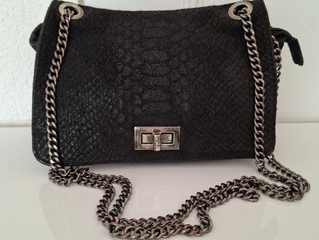 Sac italien en cuir noir effet python à chaîne