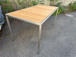 Design-Gartentisch aus Metall und Lärchenholz
