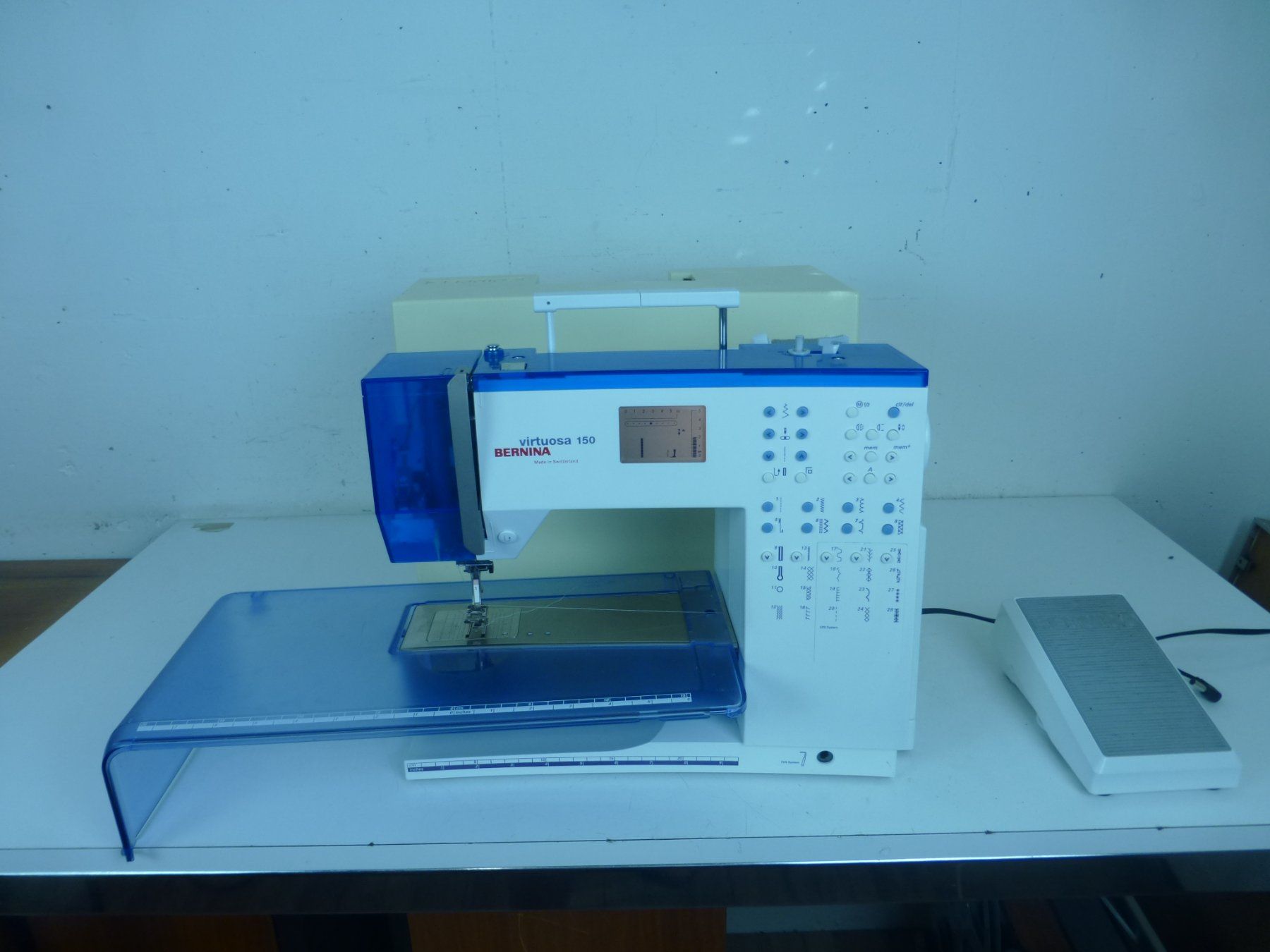 Bernina Macchine da cucire: BERNINA Virtuosa 150 mit Original Koffer – Usato da Fahrweid venduto da ekv 3