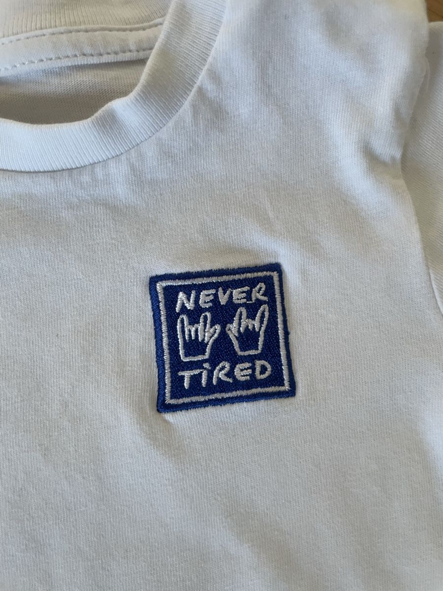 Camicie, Top & T-shirt: T-shirt blanc imprimé “Never tired” 🤘6-12 mois – Usato da Versoix venduto da Pti-pois 1