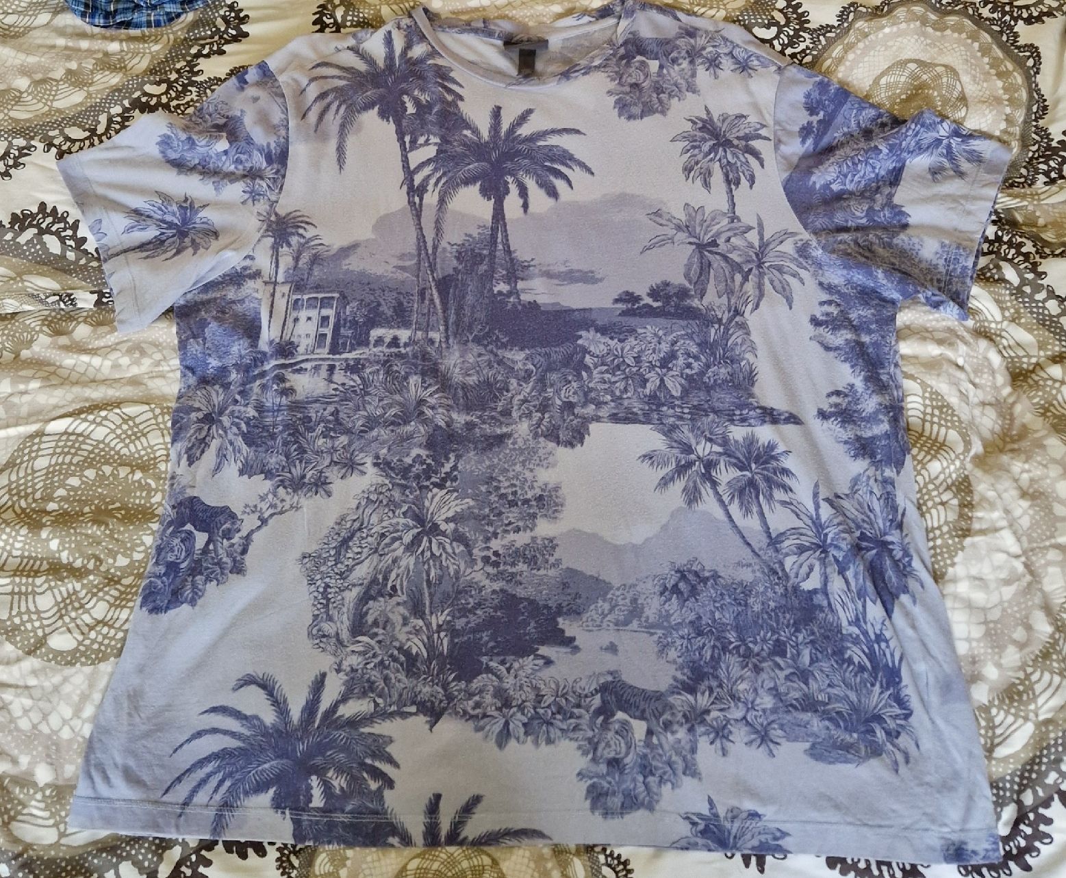 H&M T-shirt: Blaues TShirt mit exotischem Motiv – Usato da Oberengstringen venduto da Asteroid56
