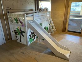 Flexa Bett weiss halbhoch mit Rutsche, Buchablage und Leiter