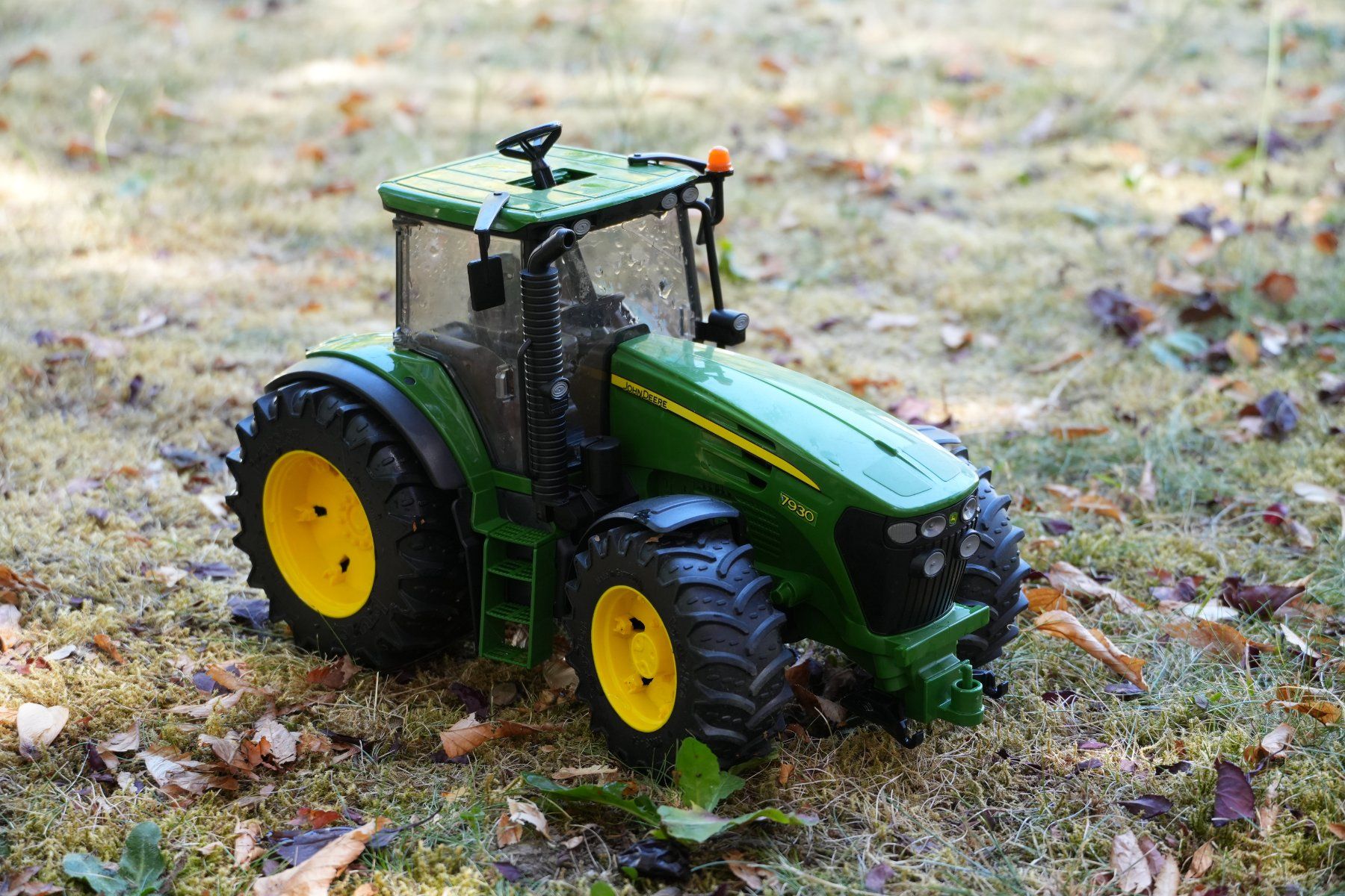Bruder Giocattoli: Bruder John Deere Traktor mit Zubehör – Usato da Murten venduto da K.Luethi 1