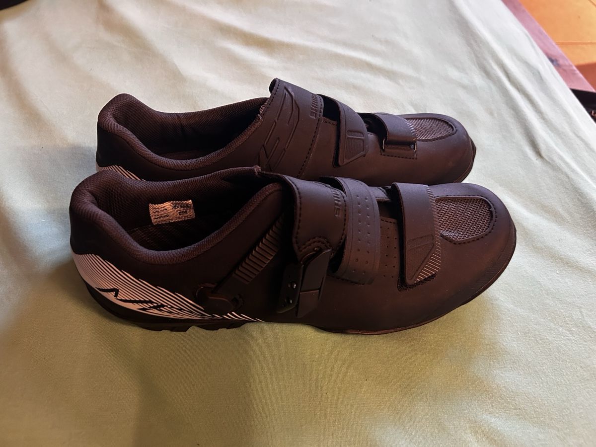 Scarpe da uomo: 2x gebrauchte Veloschuhe, Grösse 44 – Usato da Hasliberg Goldern venduto da aronneiger