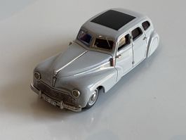 Modellauto Peugeot 402 Limousine, grau, im Massstab 1:43