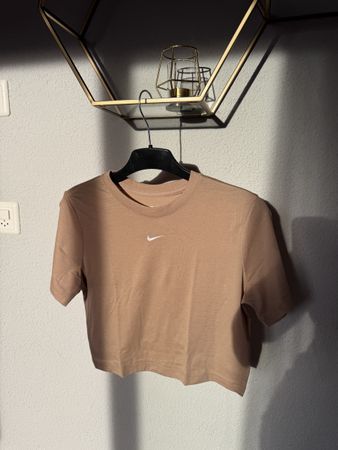 👚 Nike Sportswear Essential Crop Top – Slim Fit – Grösse M