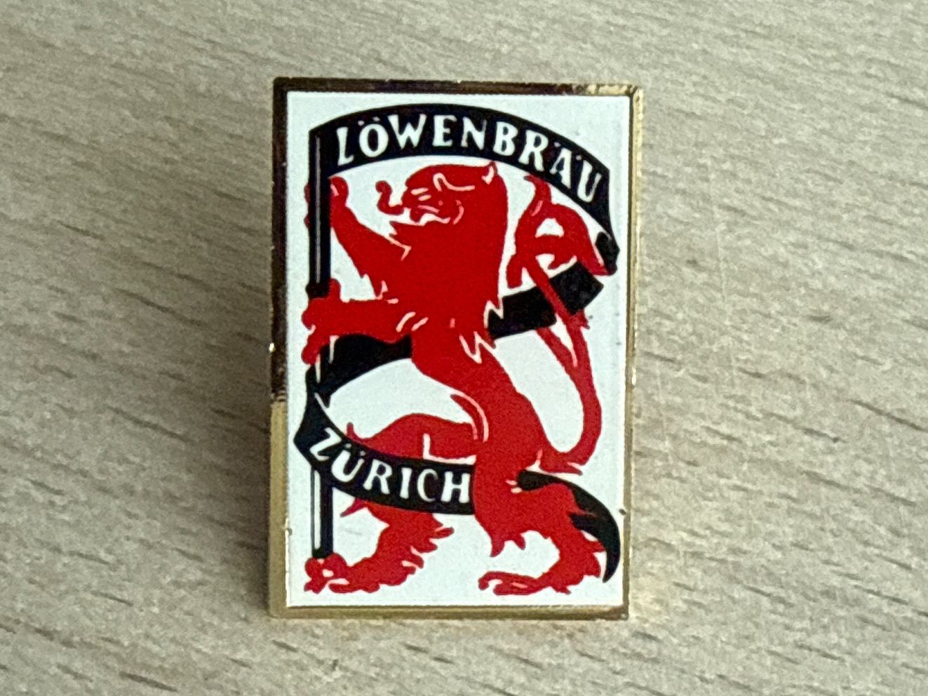 Placchette & Badge: Pin Löwenbräu Zürich – Usato da Glattbrugg venduto da Schweigmatt