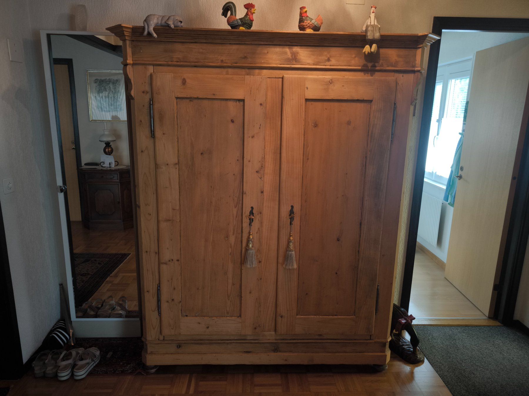 Holzartikel: Vintage Bauernschrank – Gebraucht aus Bülach von Stscho