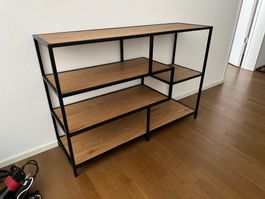 Regal aus Stahl und Holzplatten