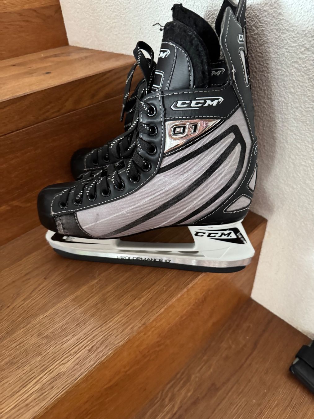 Ccm Schlittschuhe: CCM Schlittschuhe in Gr. 40 – Gebraucht aus Herzogenbuchsee von zukerka 2