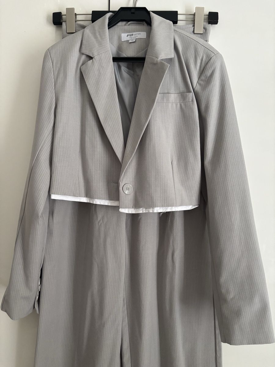 Completi & Tailleur: Zweiteiler Grau mit weissen Streifen – Nuovo (secondo la descrizione) da Biel/Bienne venduto da adna.sc