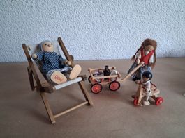 3 alte Holzpüppchen mit Zubehör fürs besonderen Puppenhaus