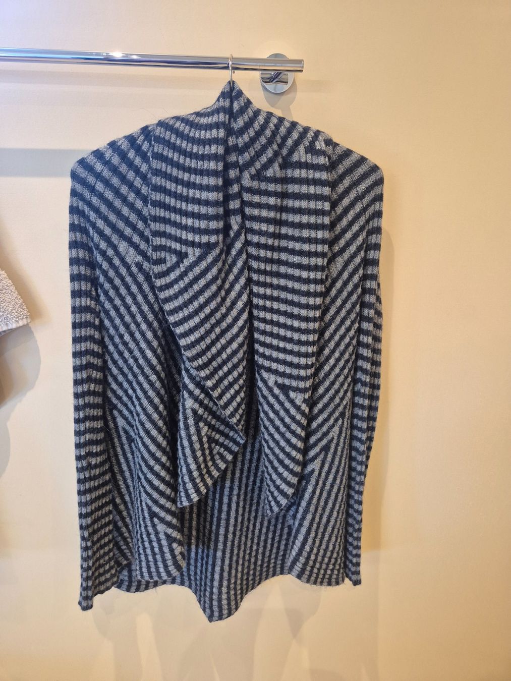 Jacken: Strickjacke grau/blau gestreift, Gr. 1X – Gebraucht aus Dietikon von grafad