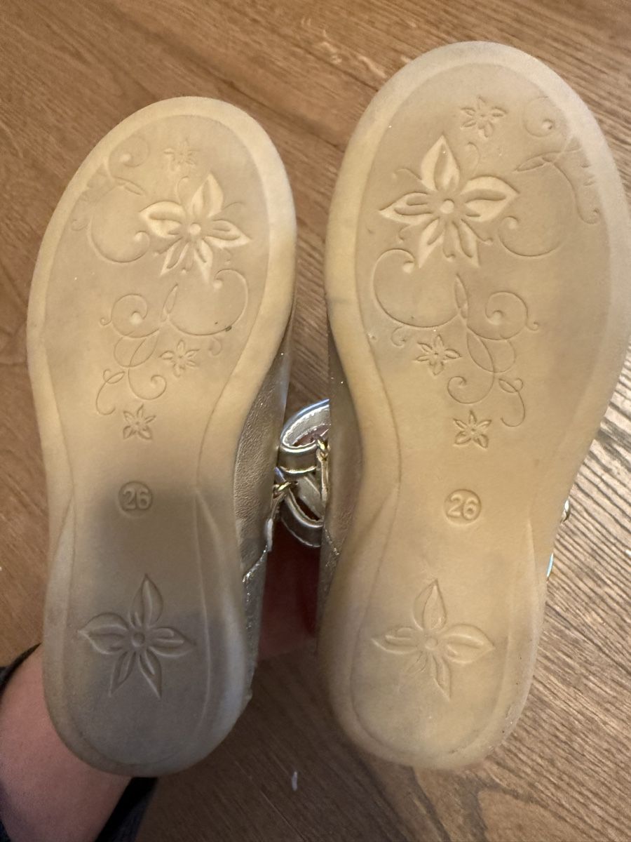 Schuhe für Mädchen: Goldene Mädchen-Schuhe Gr. 26 – Gebraucht aus Zweisimmen von Fabianrieben 1