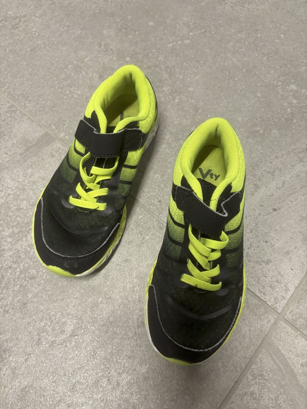 Scarpe per ragazzi: Basket Vyt taille 31 – Usato da Salvenach venduto da gwenwywar