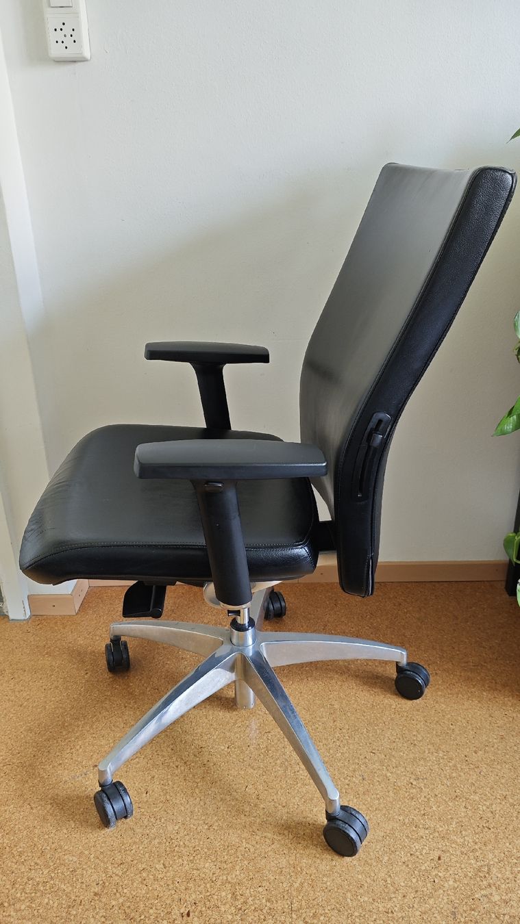 Stühle: Bürostuhl, Echt-Leder, Schwarz – Gebraucht aus Brüttisellen von leschBCS1 3
