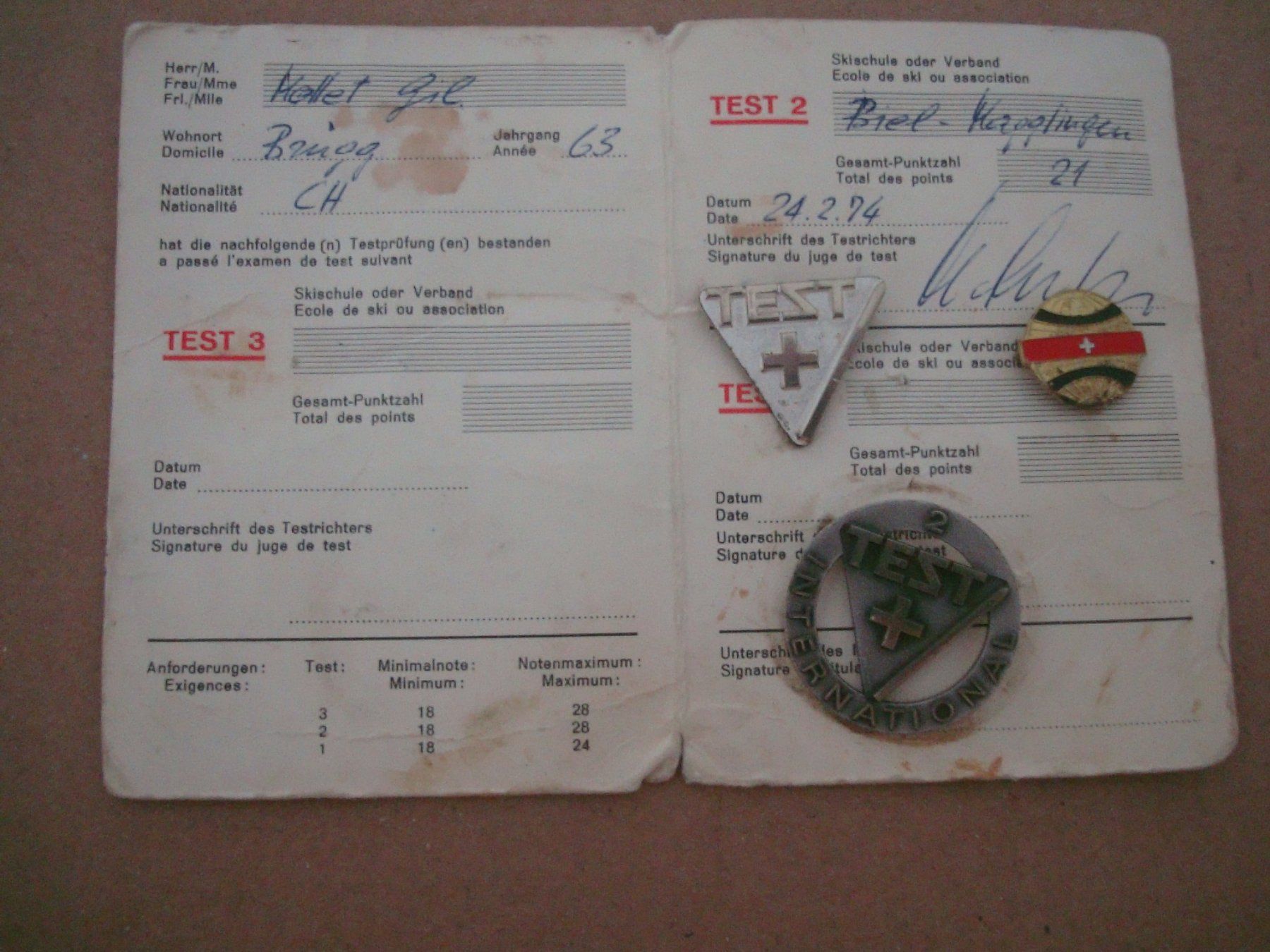Plaquettes & Badges: Test Ausweis - Schweizer Skitest - mit 3 Abzeichen – D'occasion à Neuenegg par flohcante