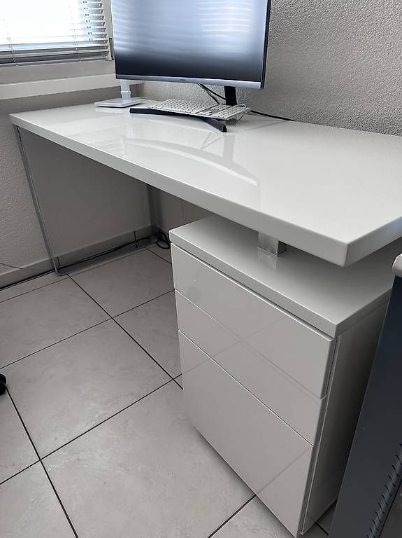 Bureaux: Bürotisch weiss glänzend mit Korpus  – D'occasion à Hägendorf par AdlerTom