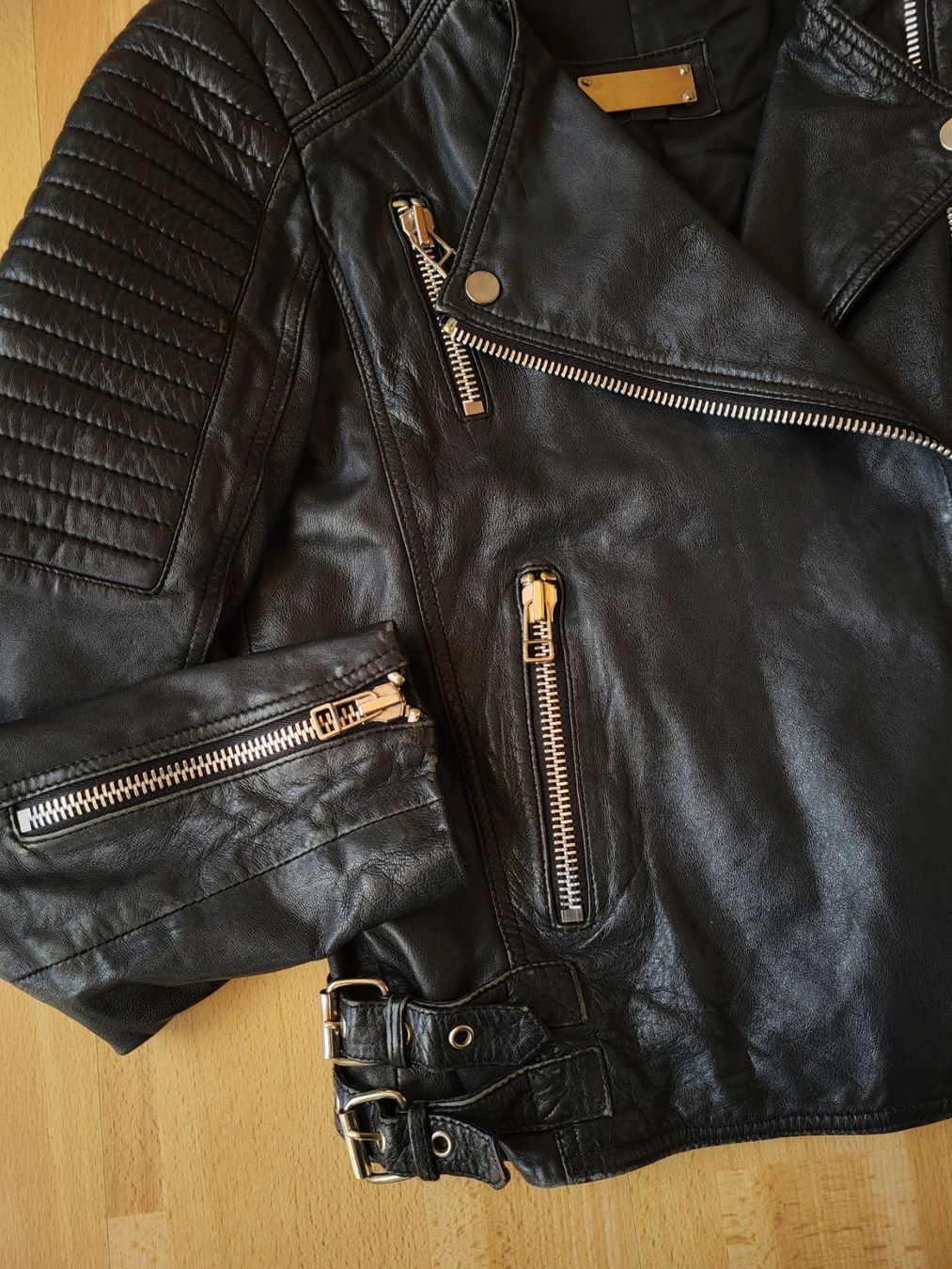Mango Giacche: Schwarze Lederjacke Mango, Grösse M – Usato da Eggiwil venduto da kariiina 1