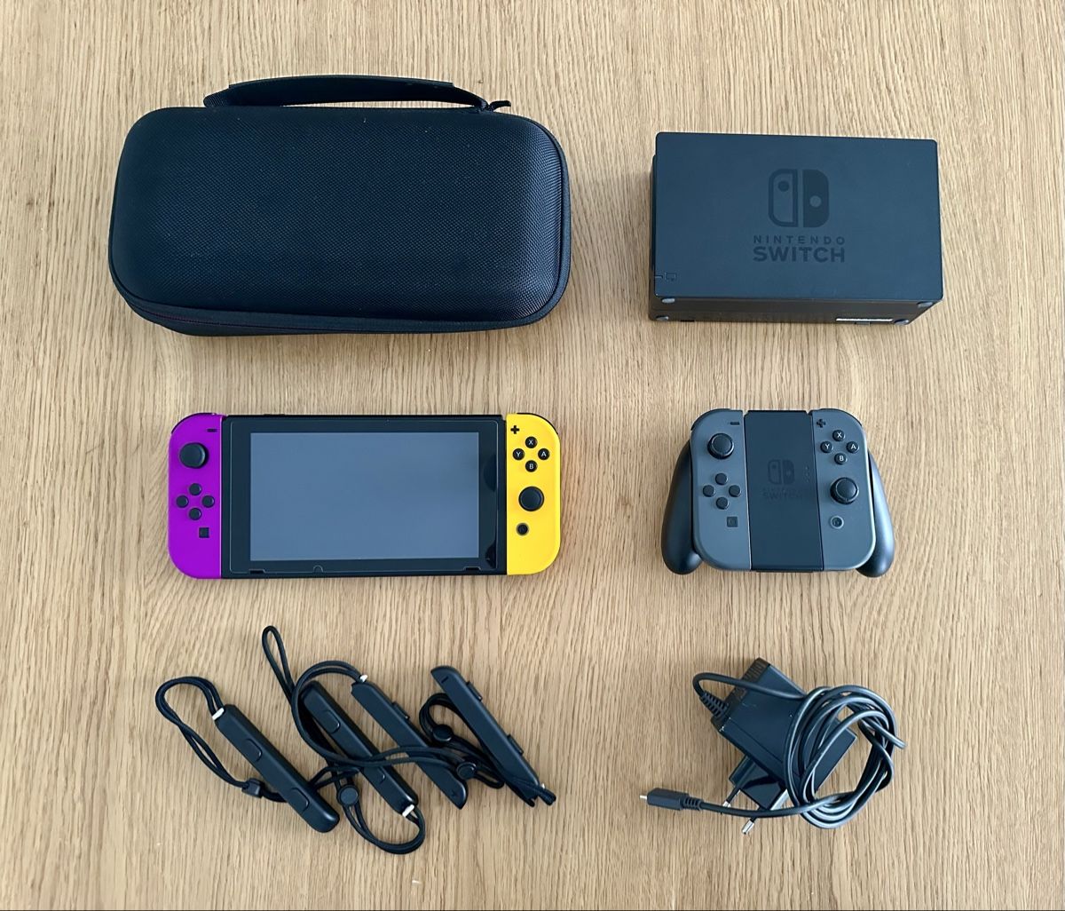 Nintendo Console: Nintendo Switch + 4 Controller + Dock + Tasche - Top Zustand – Usato da Basel venduto da rob_2mds