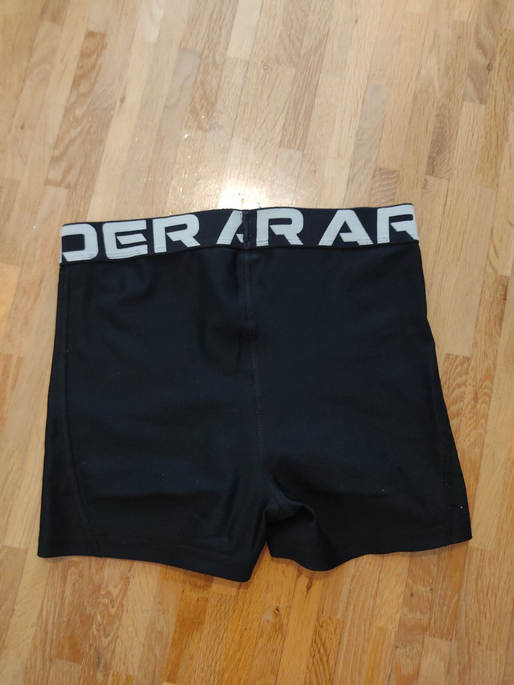 Under Armour Pantalons: Under Armour Shorts Grösse S – D'occasion à Oberwil BL par jbu_tfp2 1