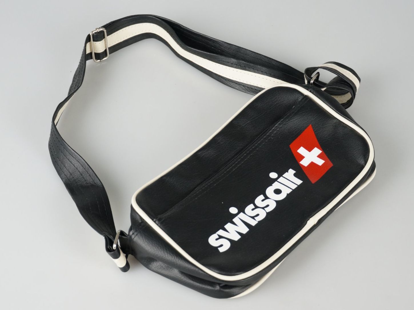 Swissair Taschen: Swissair Umhängetasche 10" – Gebraucht aus Rüti ZH von Restwert_Rueti_ZH