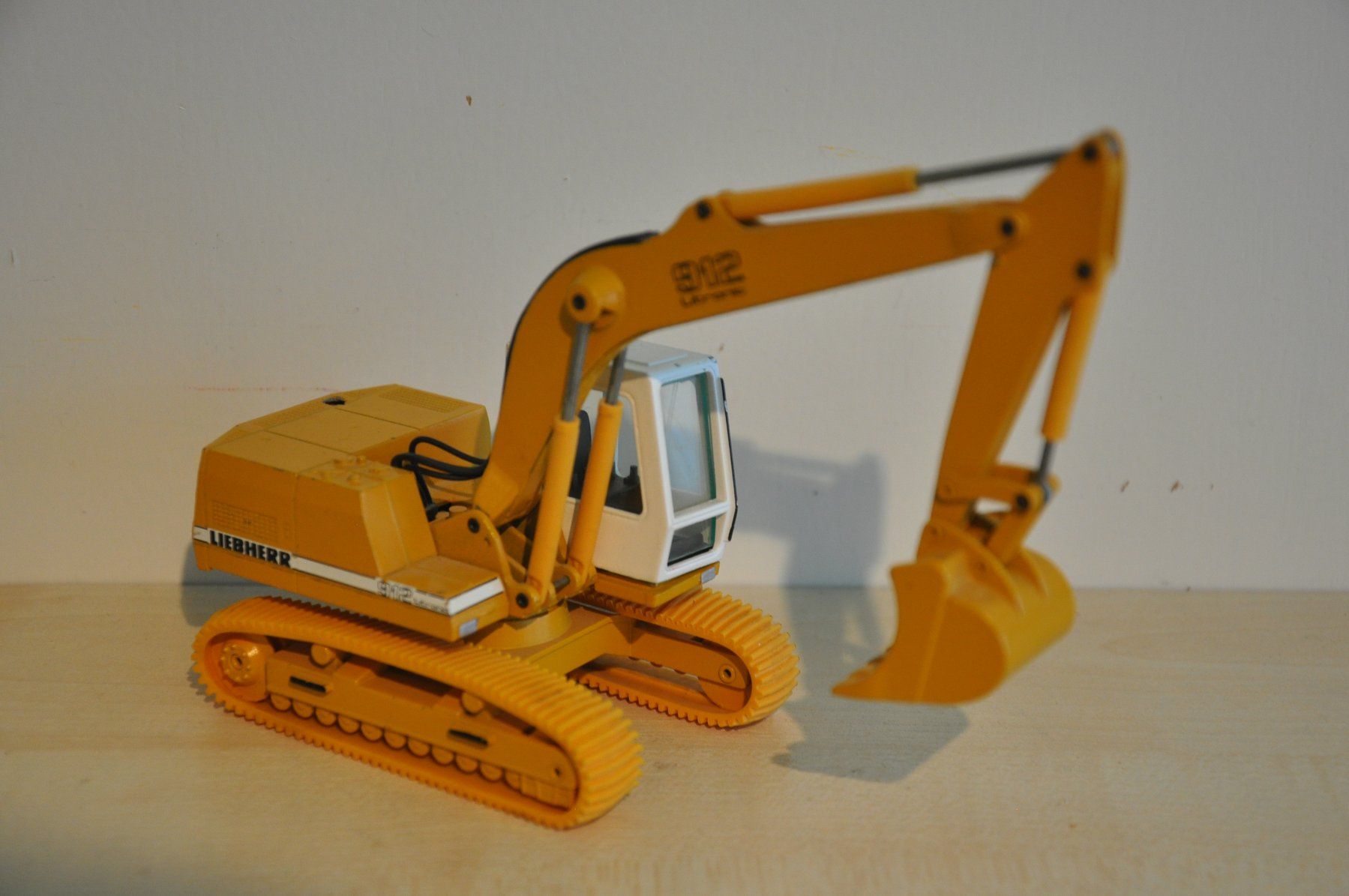 Conrad Kit di modellismo & Modellini statici: LIEBHERR R 912 Raupenbagger – Difettoso da Mitlödi venduto da worker04 3