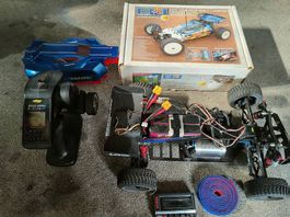 2 RC Autos mit viel Zubehör