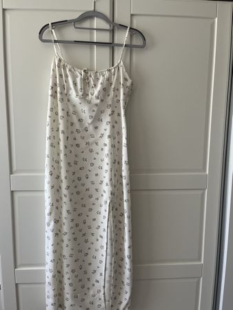 Trägerkleid mit Schlitzen