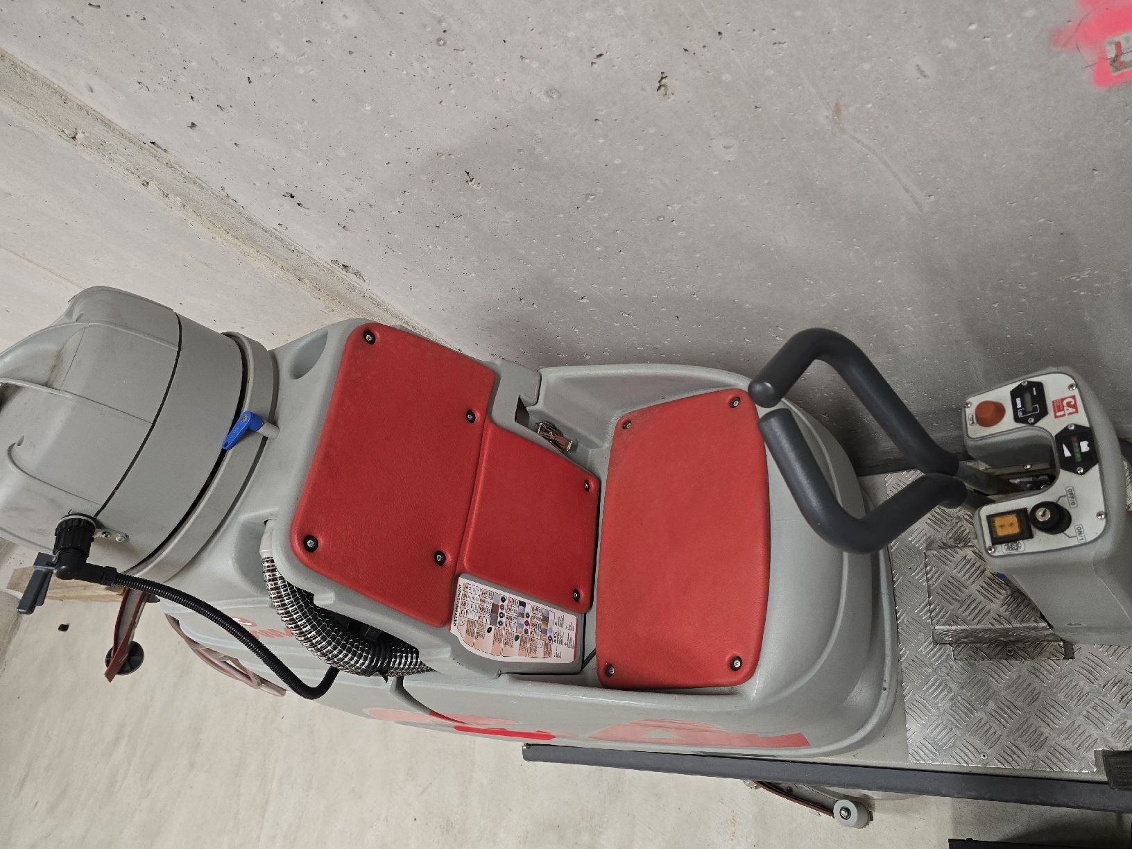 Tutte le macchine: Aufsitz Scheuersaugmaschine Comog C4 mit Akku + Ladestation – Usato da Zürich venduto da inf_q6bm 1