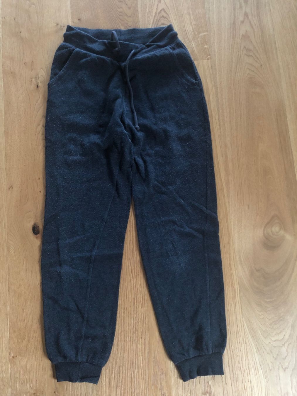 H&M Pantaloni: TRAINERHOSE DIVIDED XS H&M schwarz – Usato da Wattwil venduto da jopara