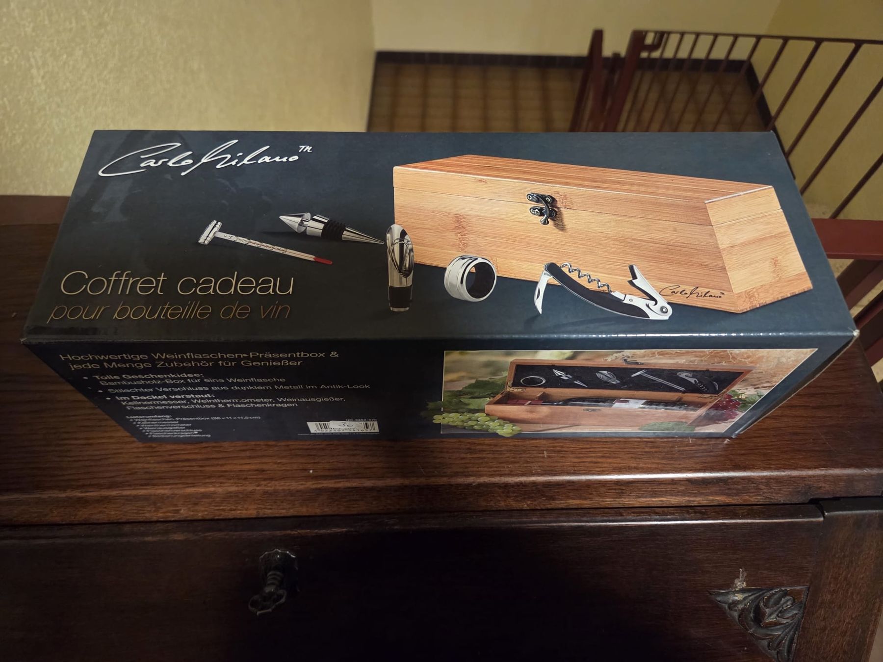 Portagioie: Coffret à vin en bois avec accessoires - Idée cadeau! – Nuovo e nell'imballaggio originale da Penthalaz venduto da yve_wsq8 1