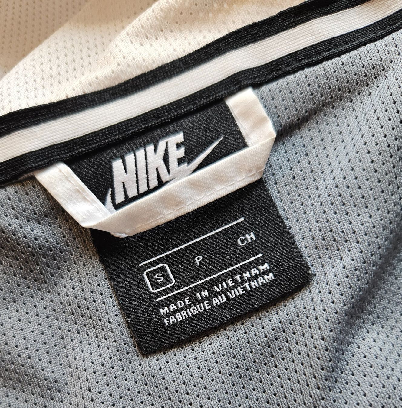 Nike Giacche: Nike Jacke Grösse S Regenjacke – Usato da Hägglingen venduto da United-Village-Trade 4