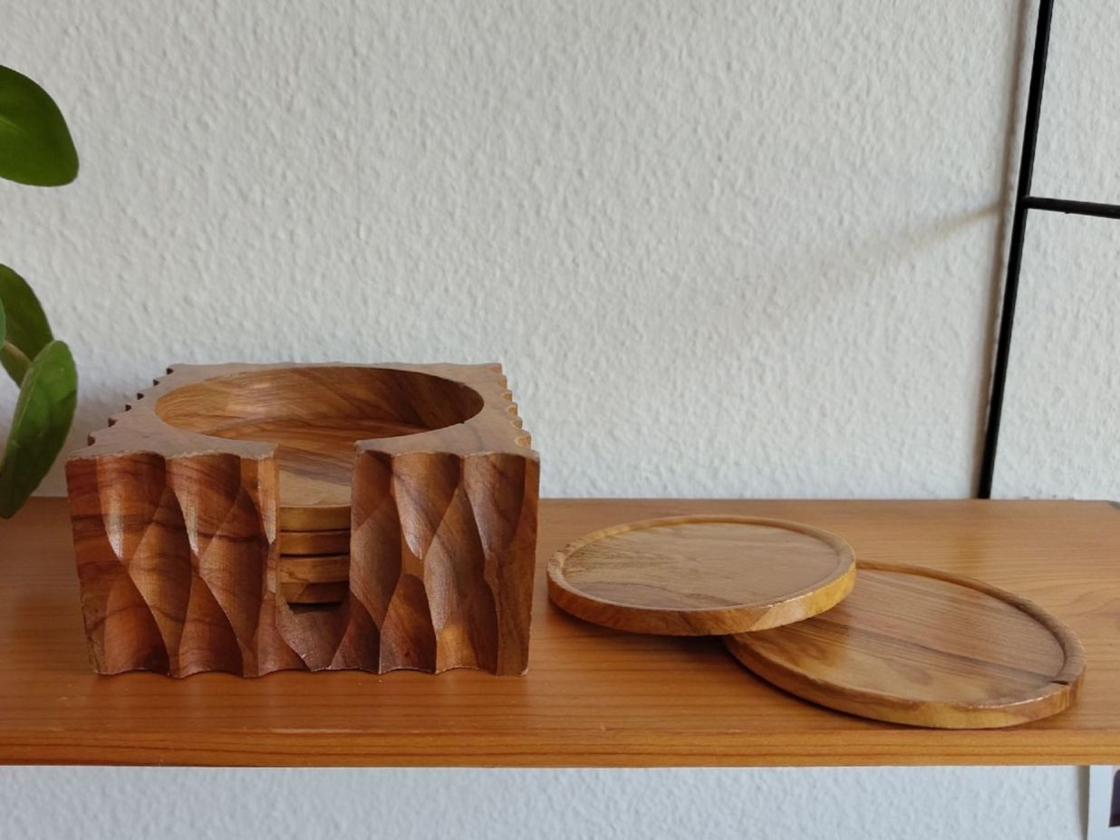 Sottobicchieri: Vintage Untersetzer aus Olivenholz Set mit Halter – Usato da Dietlikon venduto da VintageStudioZurich