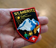 VINTAGE Badge ST. MORITZ  nos ST. GALLER STICKEREI berg