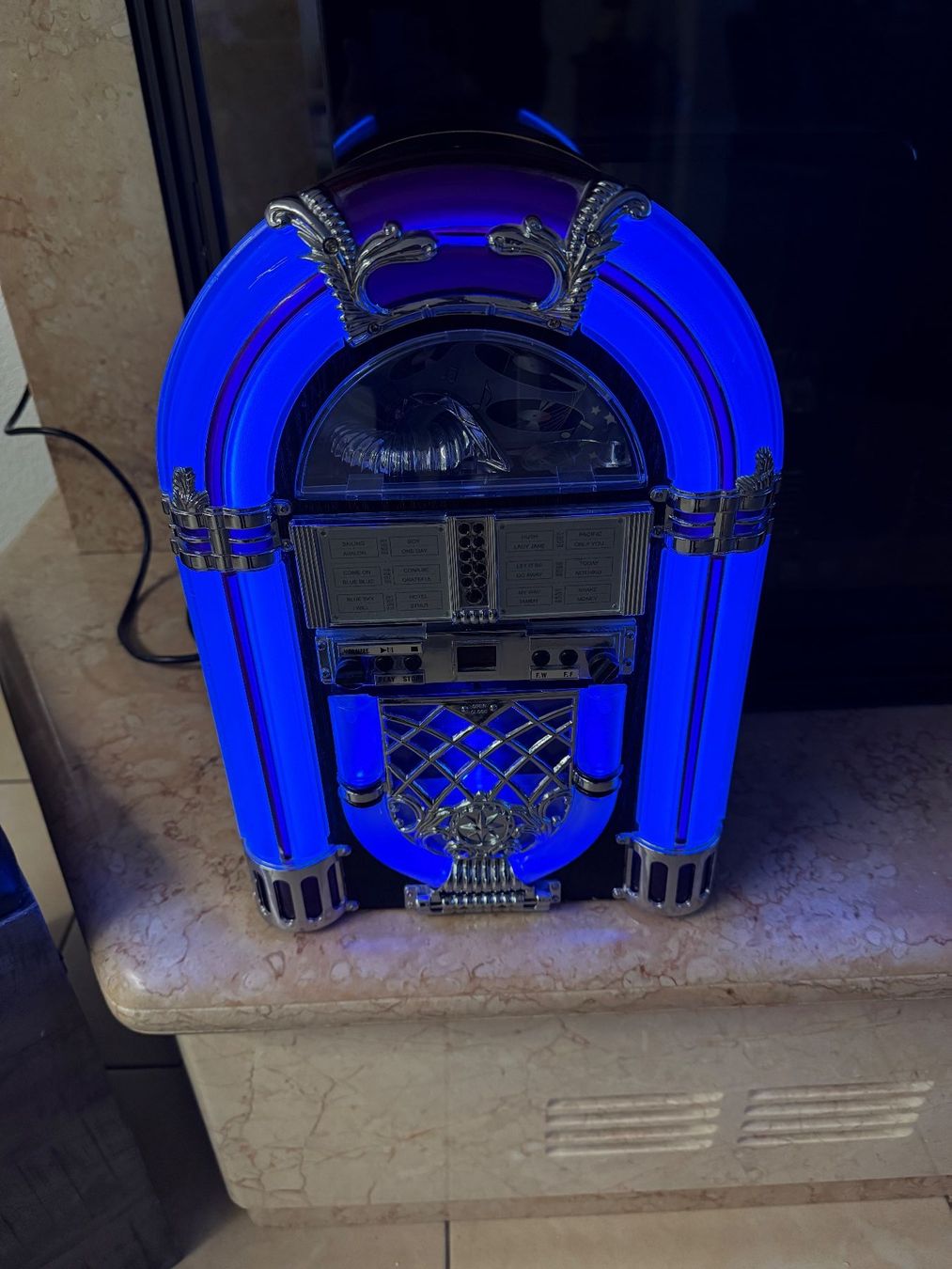 Musiktruhen: Radio Jukebox - Wurlitzer Vintage Musikbox – Gebraucht aus Wettingen von bar7
