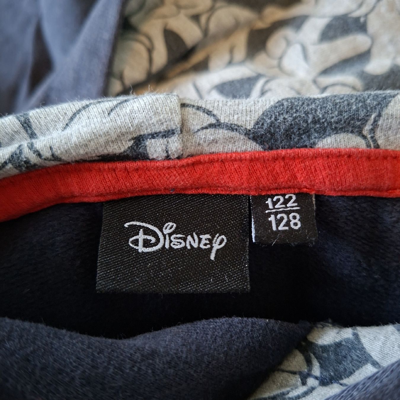 Pullover & Sweatshirts: Disney Mickey Mouse Kapuzenpullover blau Grösse 122-128 – Gebraucht aus Wünnewil von Schatz81 1