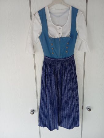 Original Wurzer Dirndl Grösse 36 mit zwei Blusen.