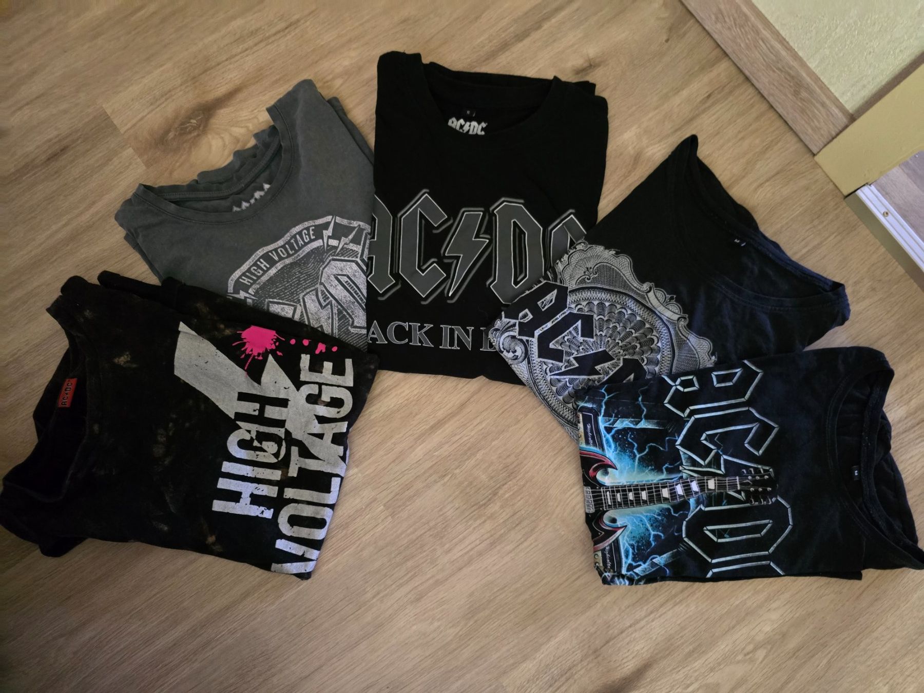 Lotti di vestiti: 5 TShirts AC/DC S/M – Usato da Reute AR venduto da angelflower